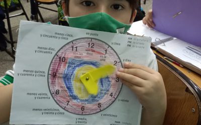 Tercer grado construyendo sus relojes para facilitar el aprendizaje de la hora.